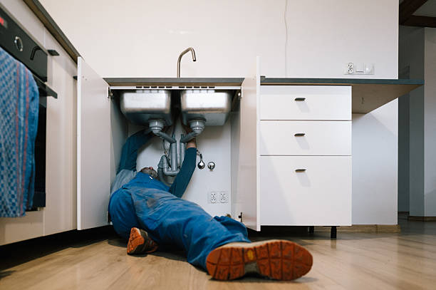 Professional Emergency Plumber technician working in Oaktown, IN